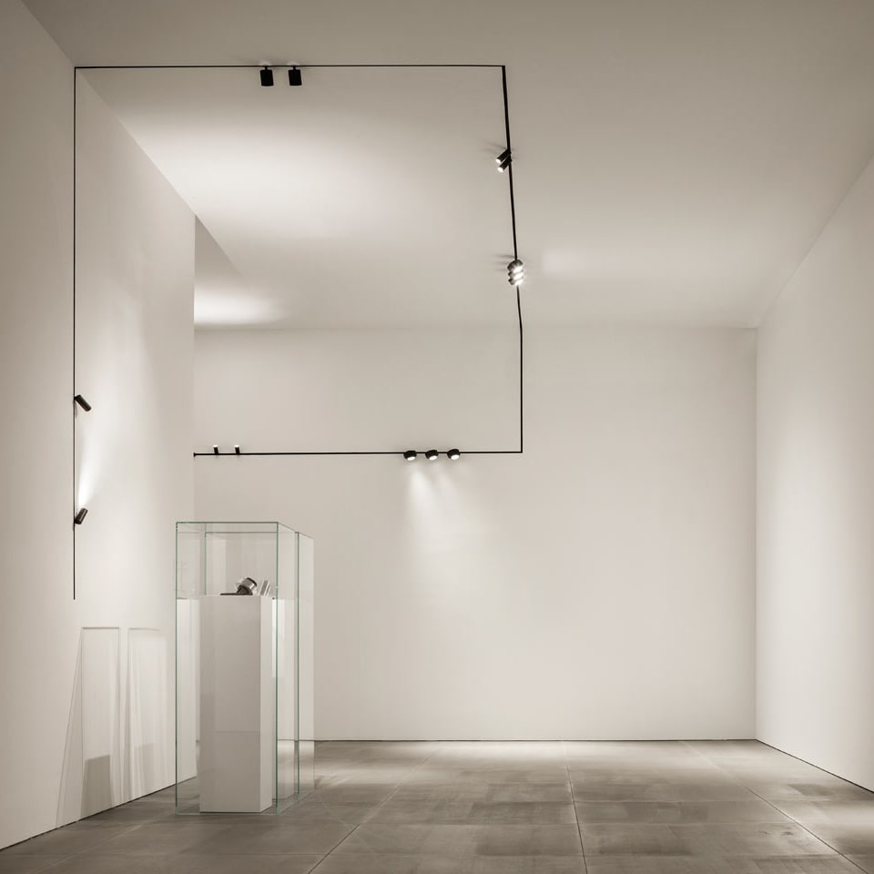 Магнітна трекові система в інтер'єрі